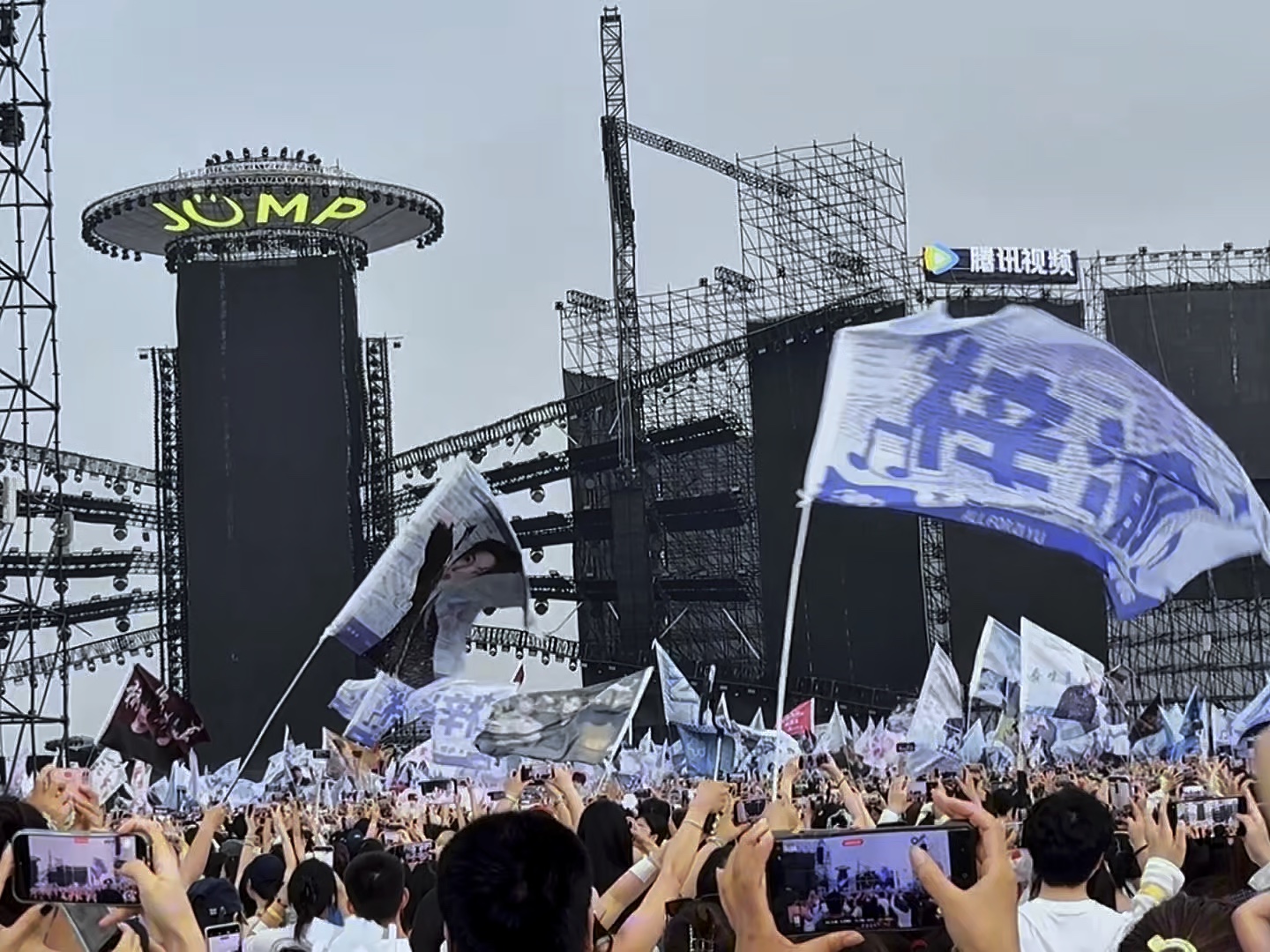 一滴泪在半路回头，我只有战斗