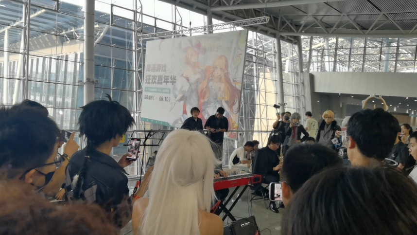 库洛FESTday2：散场前钢琴大佬和牢冯在馆外演奏战双经典曲目并
