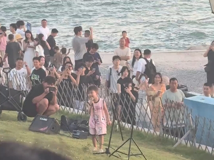 小孩哥海边唱《搁浅》，好像是没忘干净