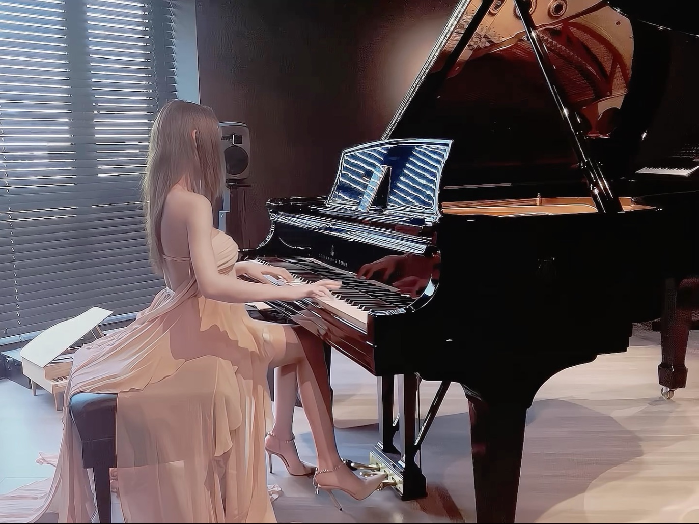 【花之舞】总有人逆光而来 配得上你所有的温柔