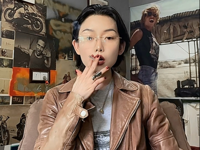 点一根 急着出门没好好唱 不是直播 青少年请勿吸烟 出门前房