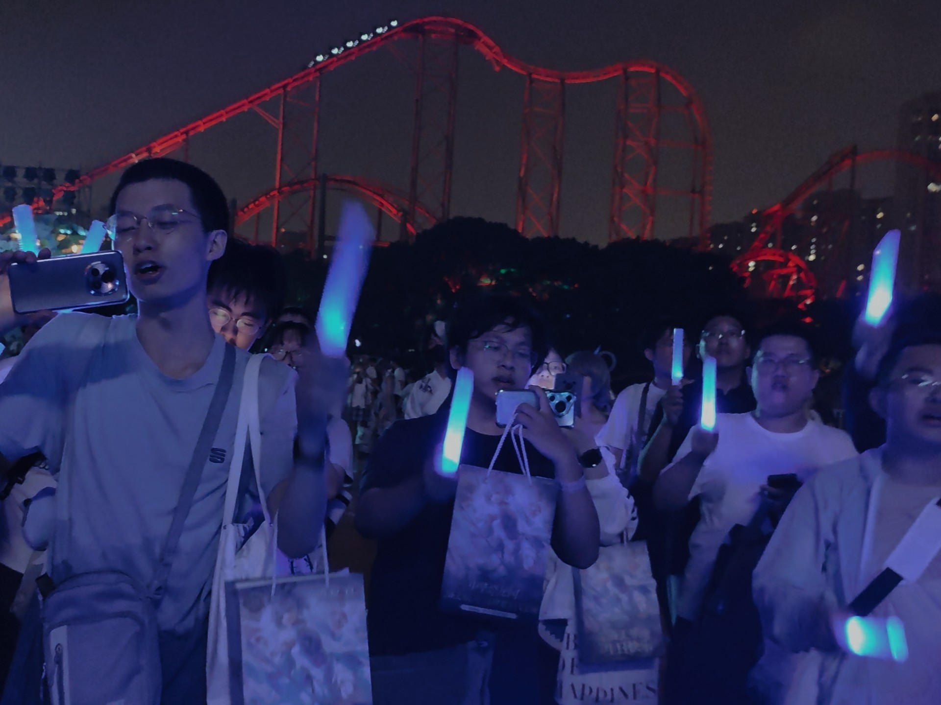 恐龙园洛天依生日会Live合唱《为了你唱下去》！生日会少的这块