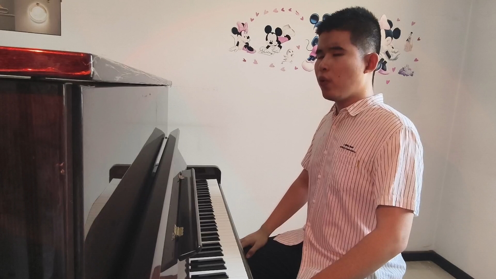 为参加全国盲人歌手大赛，浩然录制了乌兰巴托的夜钢琴弹唱完整