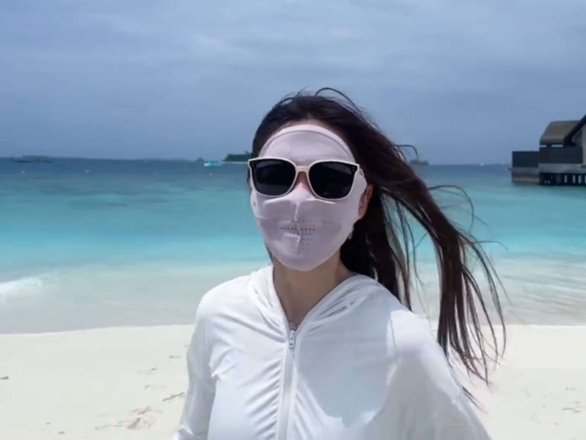 什么？黄霄雲竟然要化身人鱼 从马尔代夫游到宁波去开演唱会？？宇