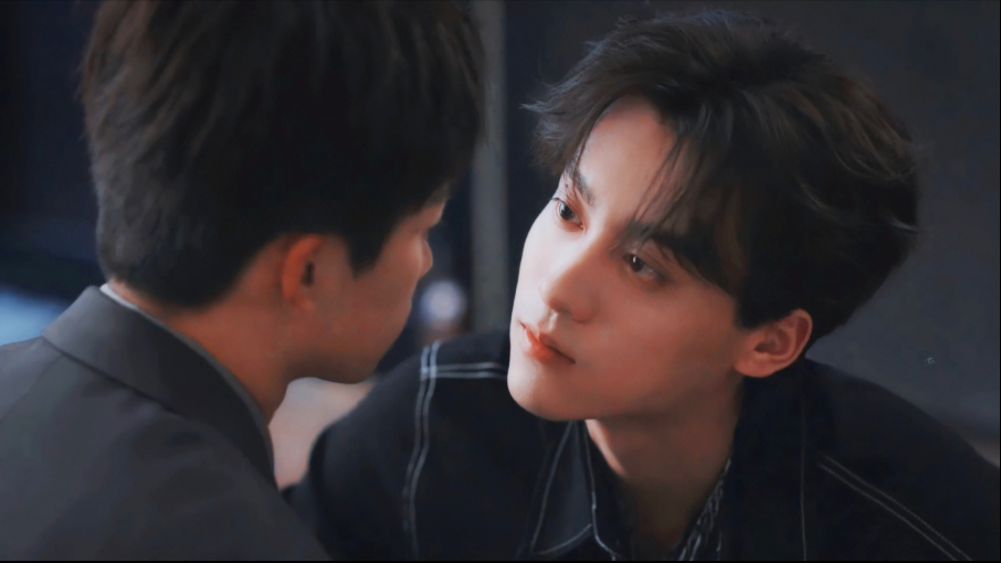 “明知道谎言越听越懦弱，却还让它融化着我”