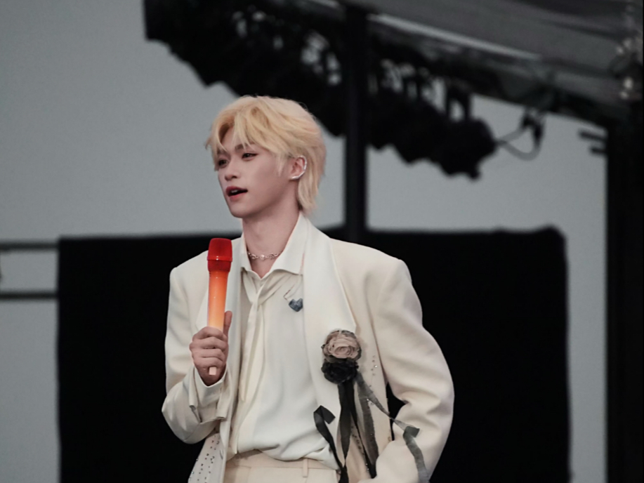 棒棒棒棒棒！！！我喜欢的歌【离开地球表面】   我再也不要  再也