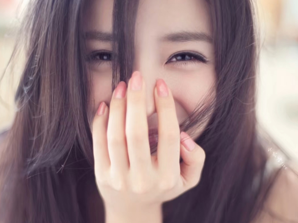 经过她的身边是山茶花味