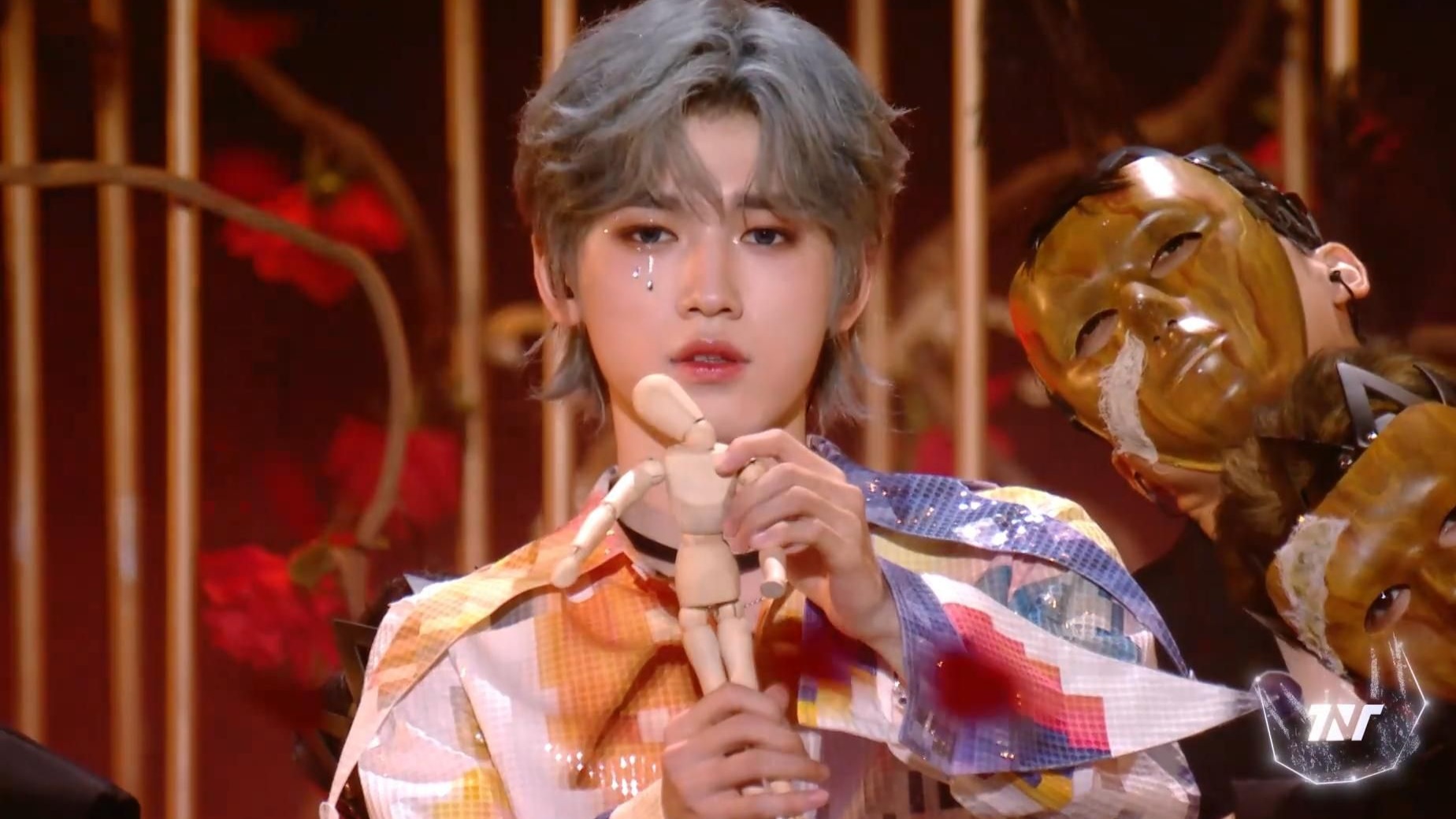 沉浸宋亚轩《爱是怀疑》现场！实力炸裂，直击爱情挣扎内核！