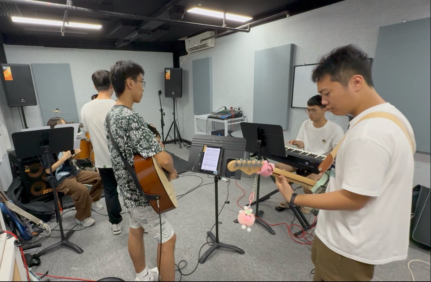 【一辈子复读乐队】别人辍学搞乐队，我们回归校园找状态（大石碎