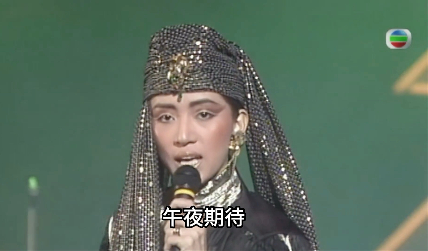 梅艳芳《将冰山劈开》舞台炸裂！草蜢组合青涩伴舞，1986年神仙现