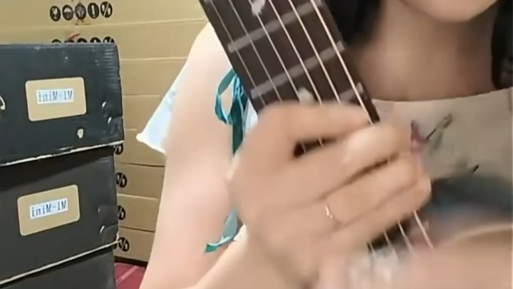楚门落樱吉他，文化融合，浪漫意境随身伴