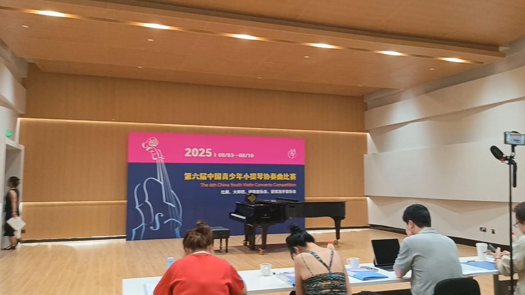 没想到出现意外失误，全国第六届青少年小提琴协奏曲比赛，抓着尾
