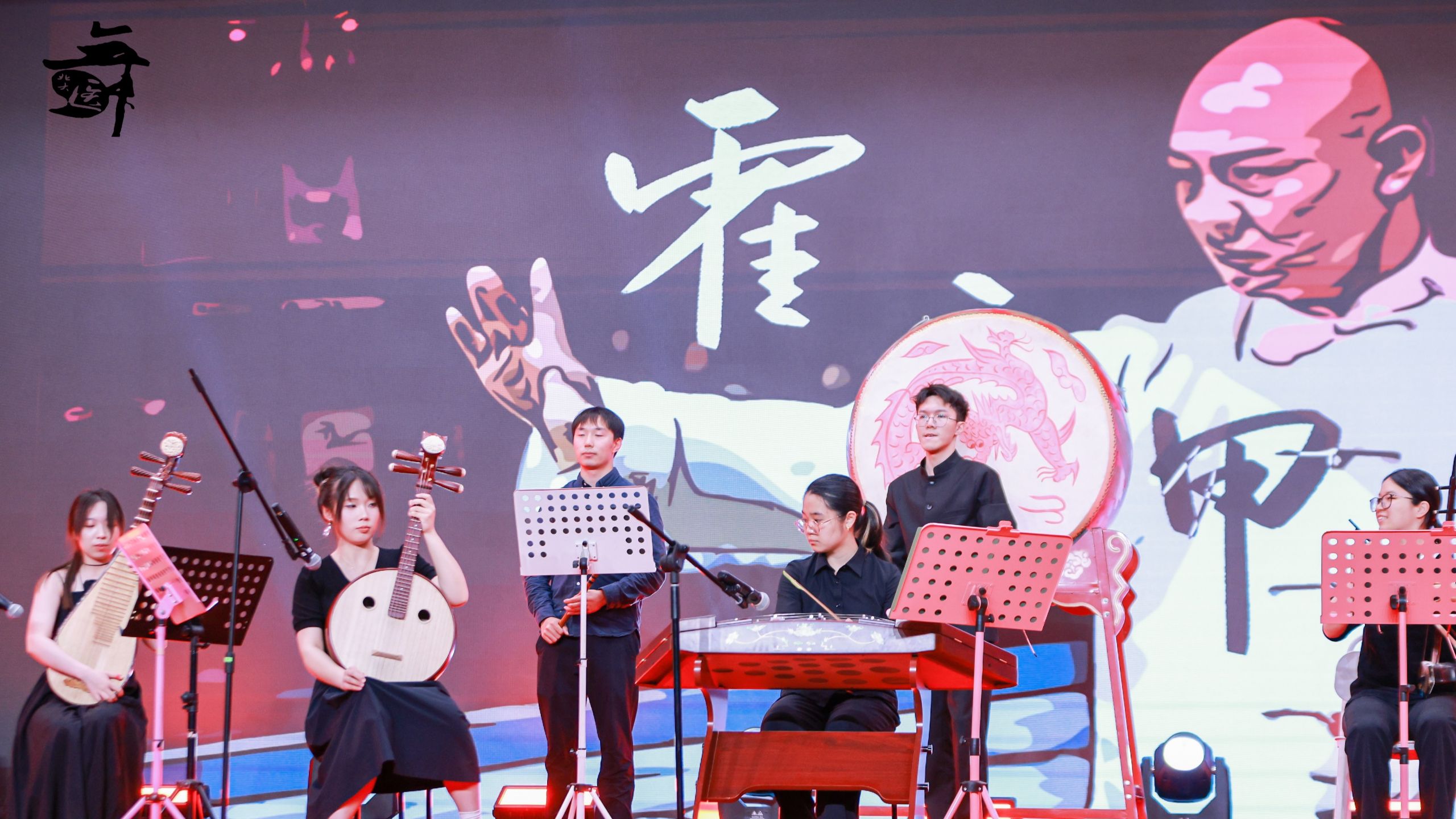 【展翼】琵琶疾扫如刀光剑影，鼓点铿锵似铁马金戈，二胡激昂奏响