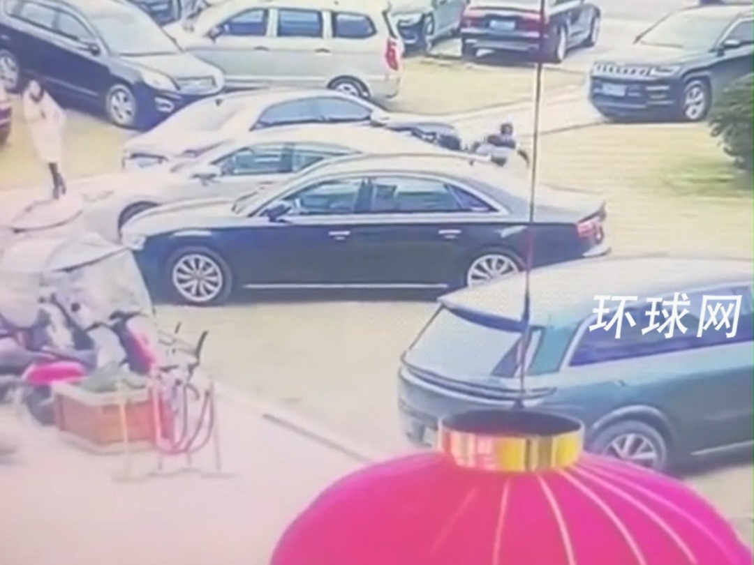 小孩扔鞭炮点燃沼气池，地面车辆被掀翻，画面显示已被警察带走
