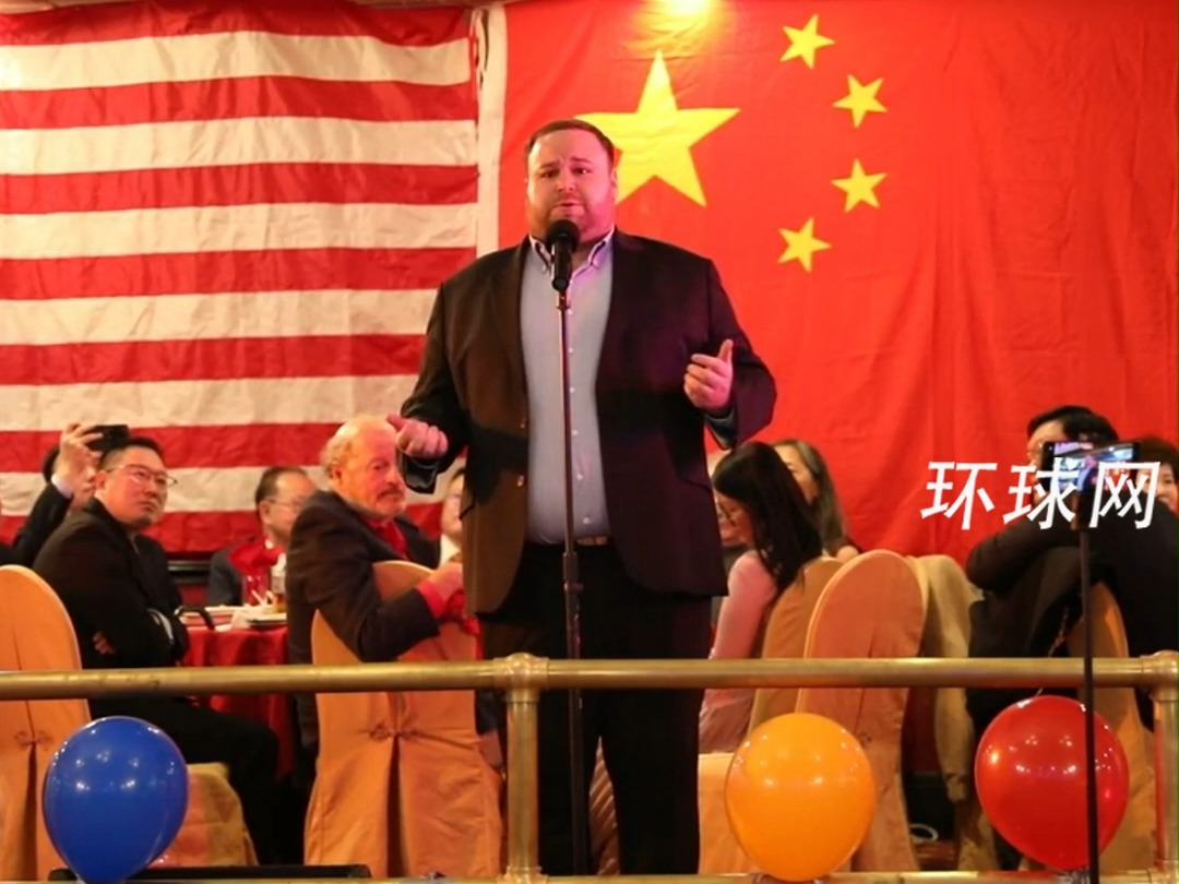 美国歌手在波士顿庆春节活动上，倾情演唱《我爱你中国》，字正腔