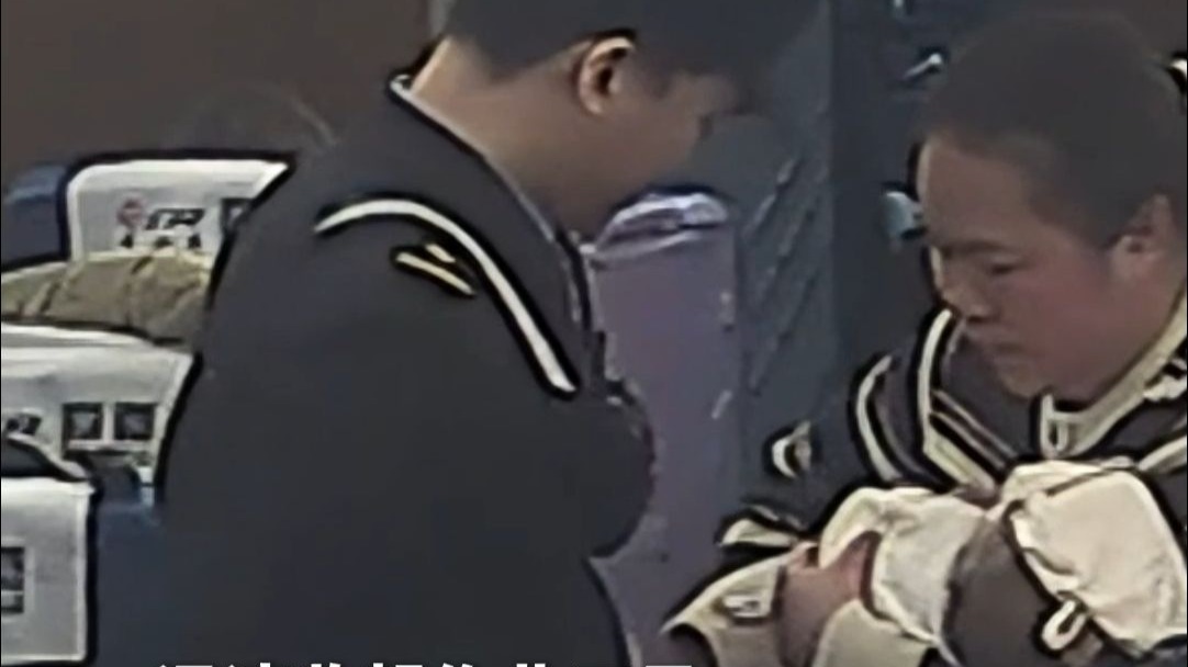 满满的信任感！90后随车机械师变身“临时奶爸”❤