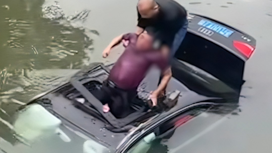 轿车不慎坠河,司机被困,路过退伍军人毫不犹豫跳入水中砸天窗救 轿车不慎坠河,司机被困,路过退伍军人毫不犹豫跳入水中砸天窗救
