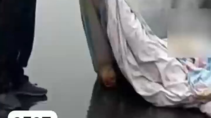 老人满脸都是血倒路上不能动，路过司机用车挡住后方车辆并报警