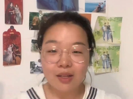 女孩发现令人不适标语大胆投诉，没想到很快回复：壁纸撕掉了！勇敢