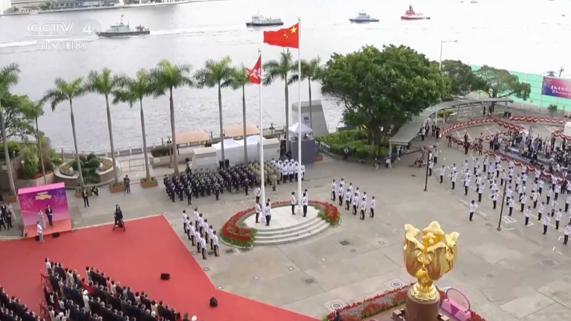 庆祝香港回归祖国28周年！香港金紫荆广场举行升旗仪式 u003Eu0