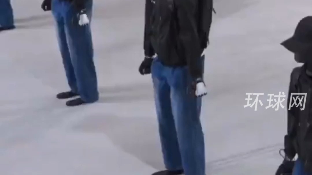 在上海的一家机器人工厂，人形机器人正在大规模生产，有的甚至穿