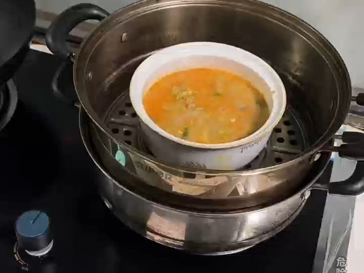 女友本来想露一手给男友做饭，没想到......