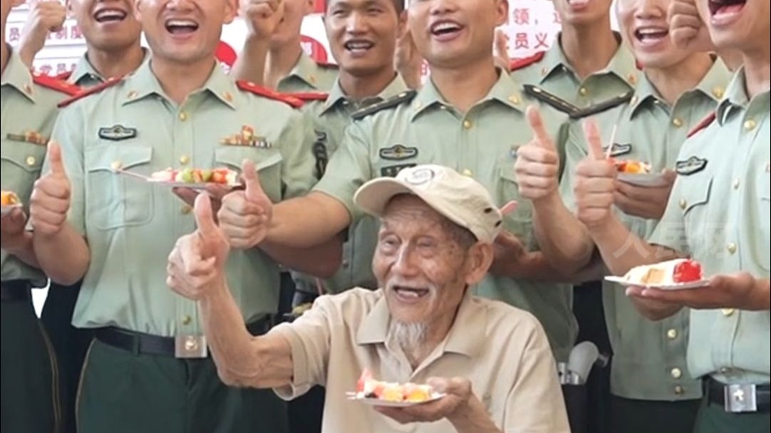 “我要替我那帮小兄弟，看一看今天的祖国！”抗战老战士在军营过