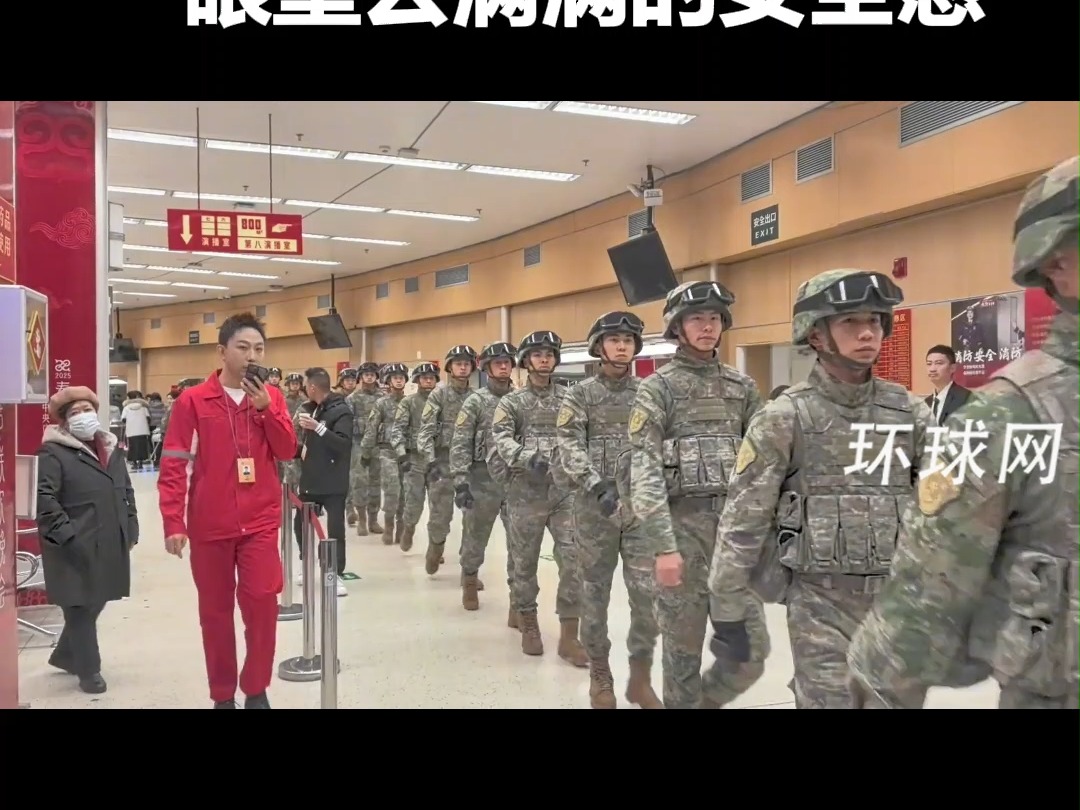 镜头下春晚后台的军人们，一眼望去满满的安全感