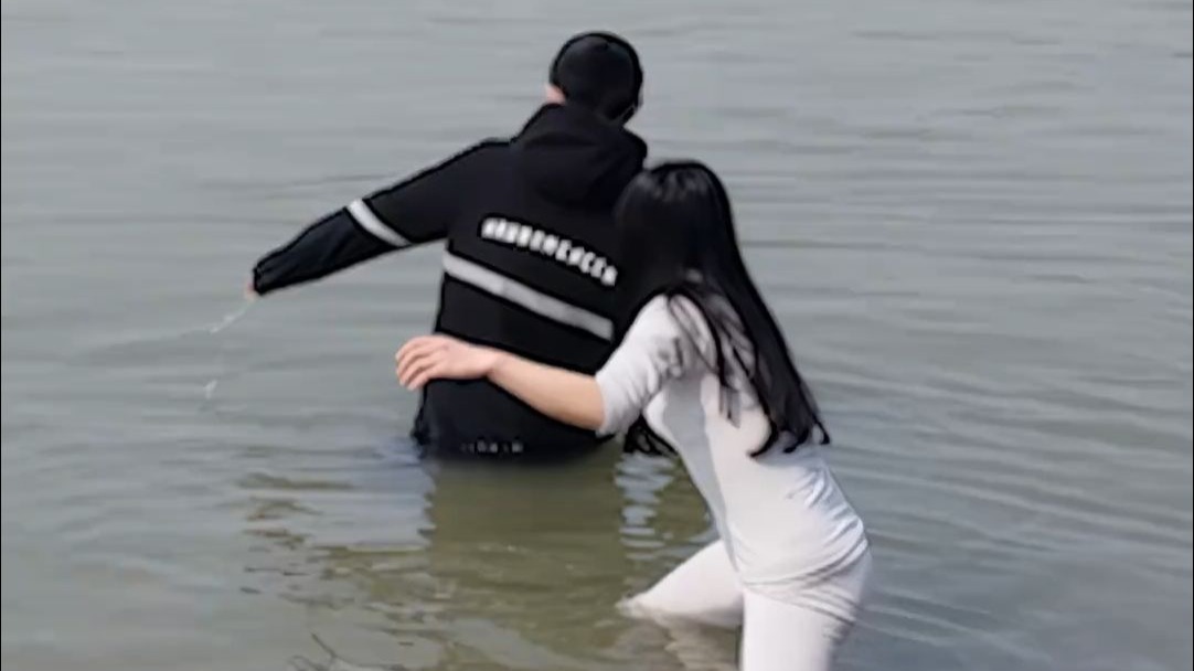 不会游泳的“95后”女教师，冰冷水中勇救轻生男孩。上岸后她浑