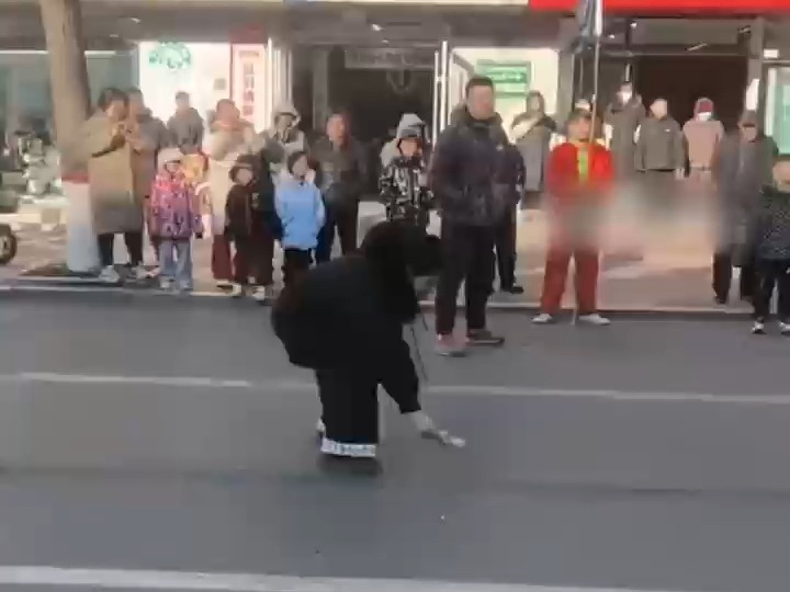 高跷艺人花式表演捡赏钱