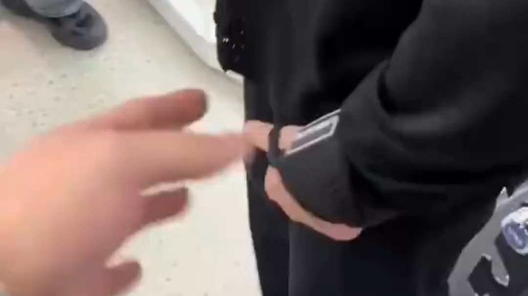 小伙不理解为什么衣服这里会破直到看完朋友拍的视频