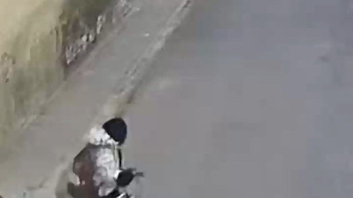 男孩出门想在对面草丛上厕所 结果正好撞上邻居姐姐