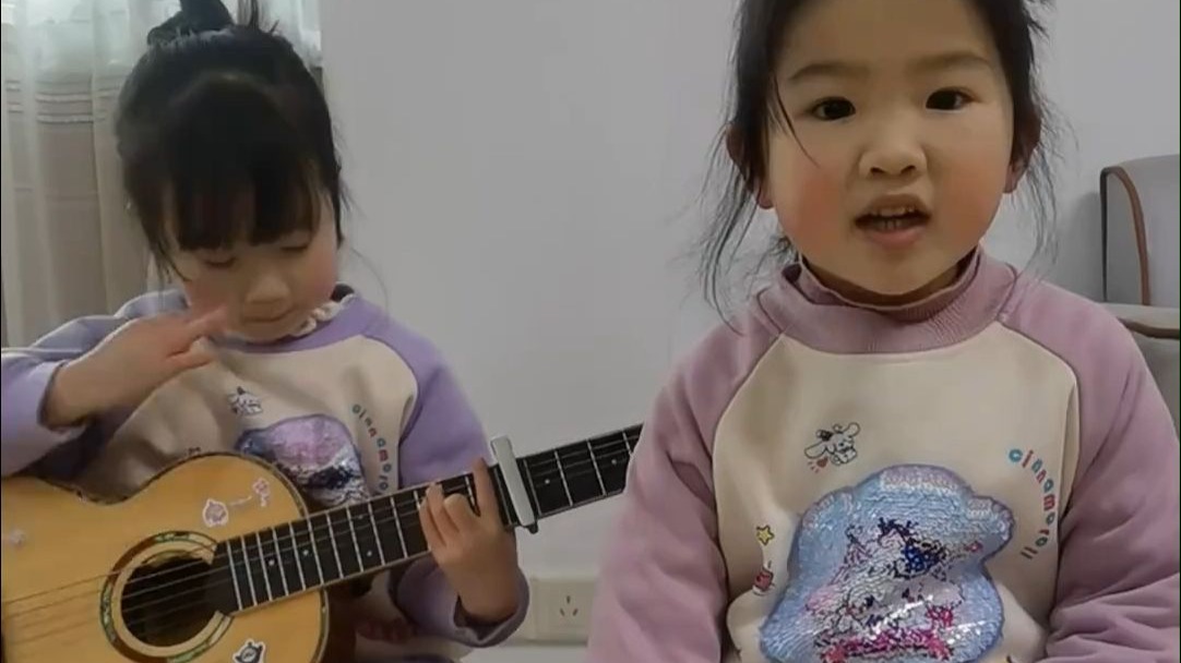 小女孩弹唱的这首歌让人泪目……