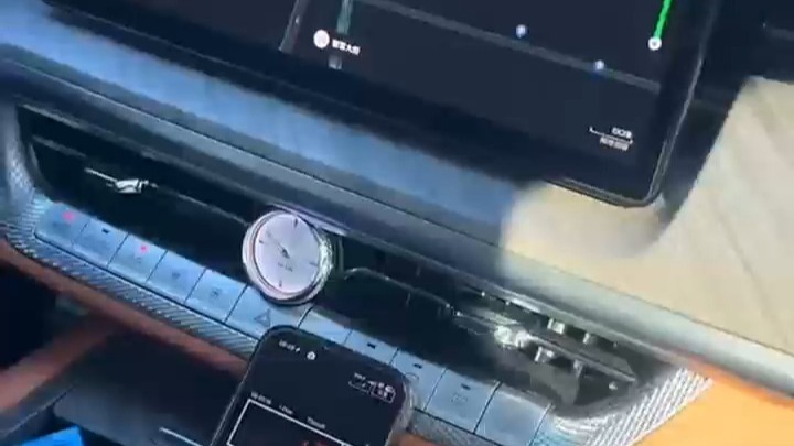 男友送上女生上班用上了计价器  女生便吐槽男友的车是“黑车