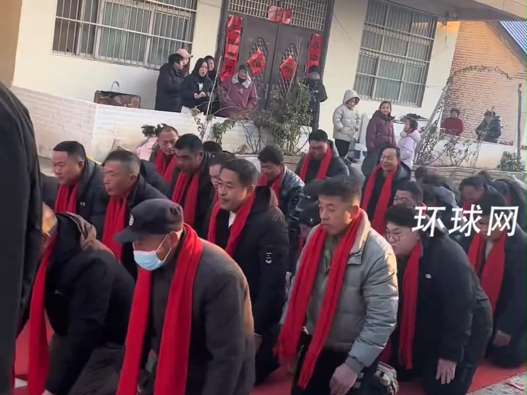山东人的拜年仪式感，大年初一拜年磕头队伍数百米，一辈人一方队