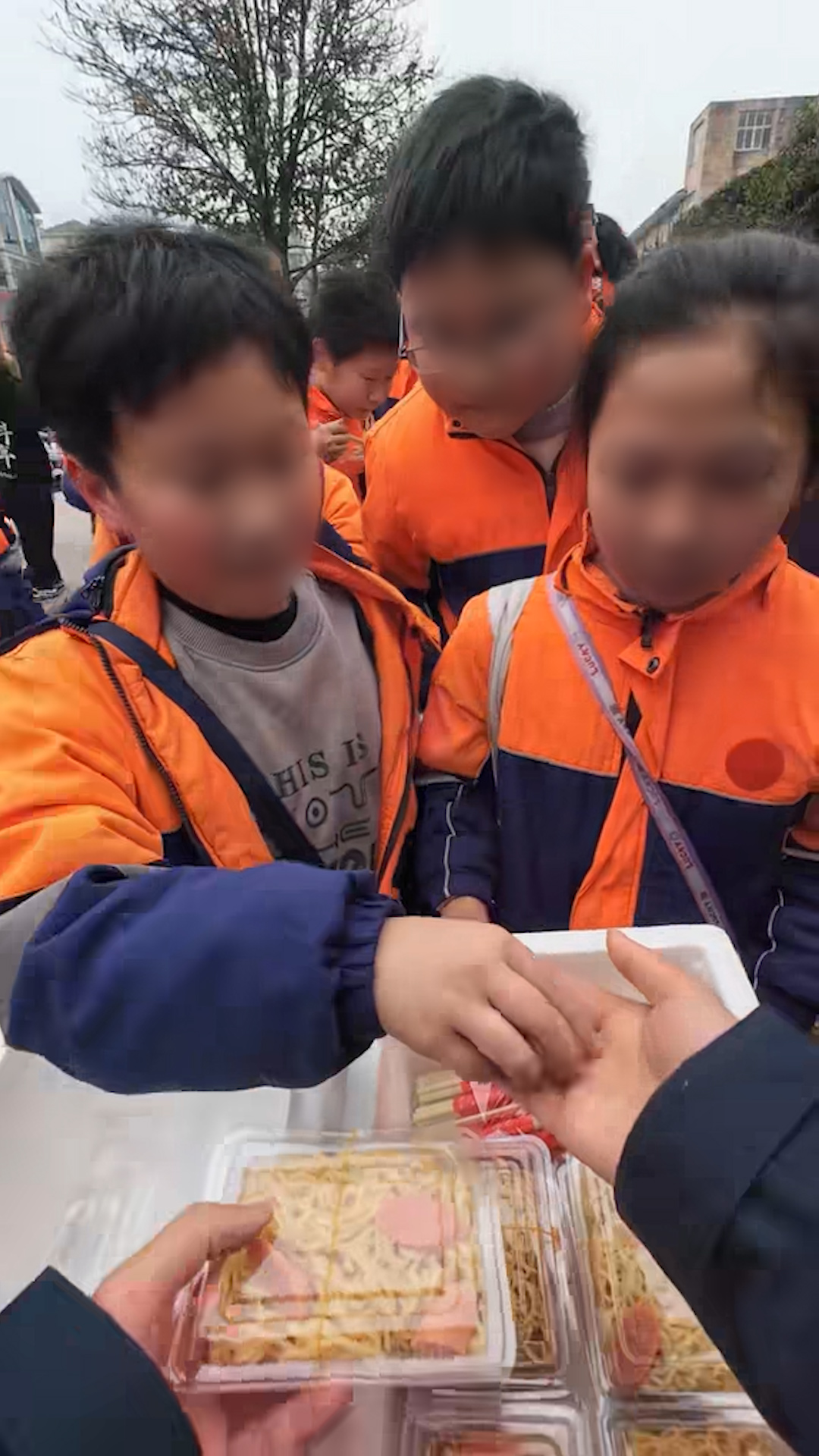 小学老师解聘后在校门口卖火鸡面：遇到家长还是尴尬，妻子很支持