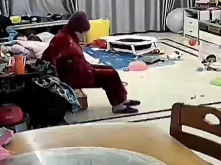 行动不便的外婆突然滑倒，一岁多的弟弟哭着去找姐姐