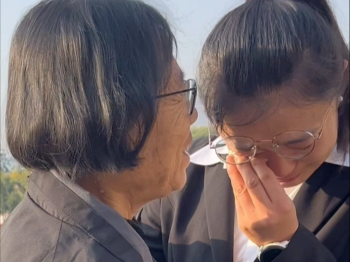 “你心疼我我更心疼你！”毕业生回校看望张桂梅老师时互相的问