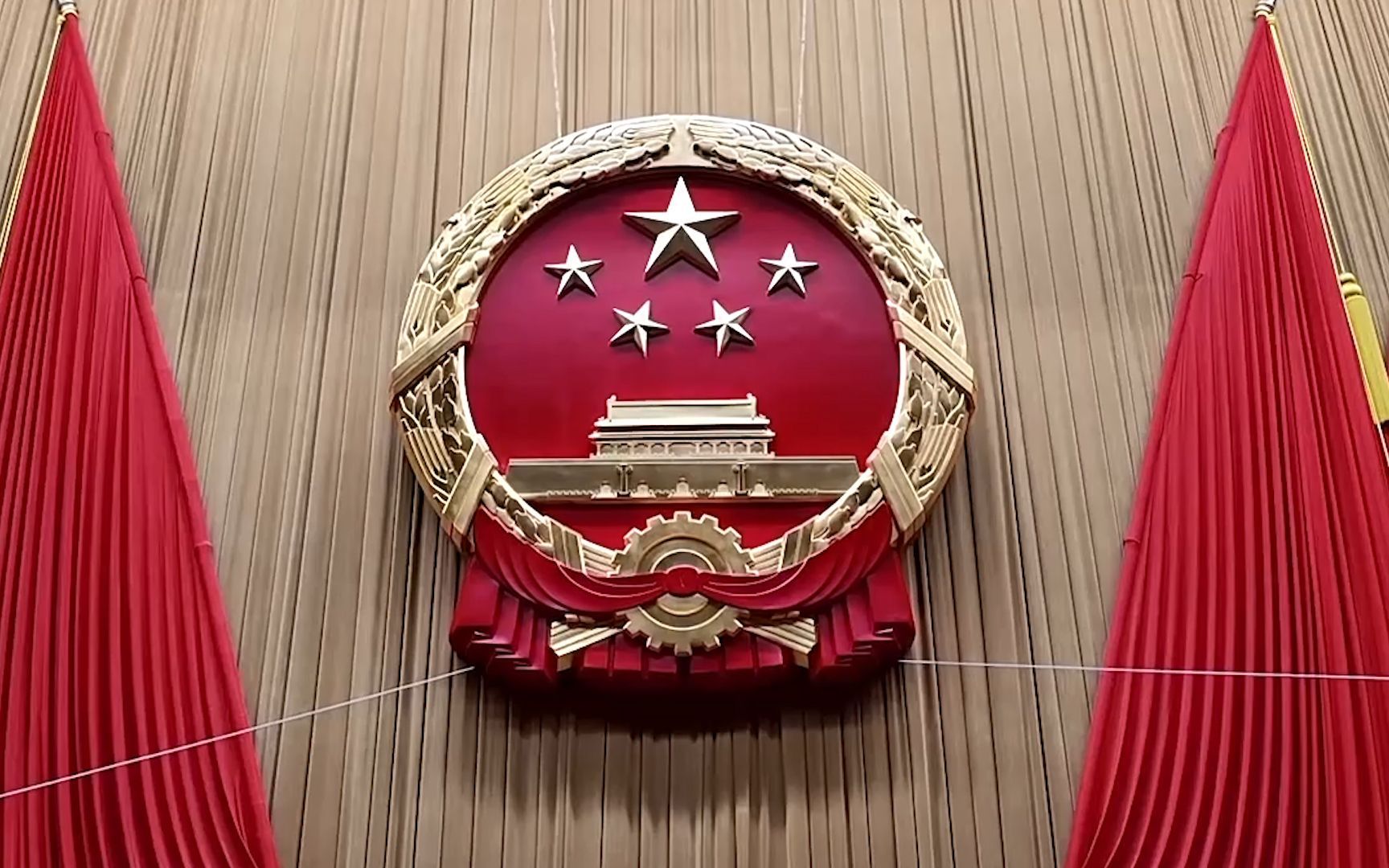 两会开幕会换徽细节：半吨重国徽借助滑轮缓缓移动