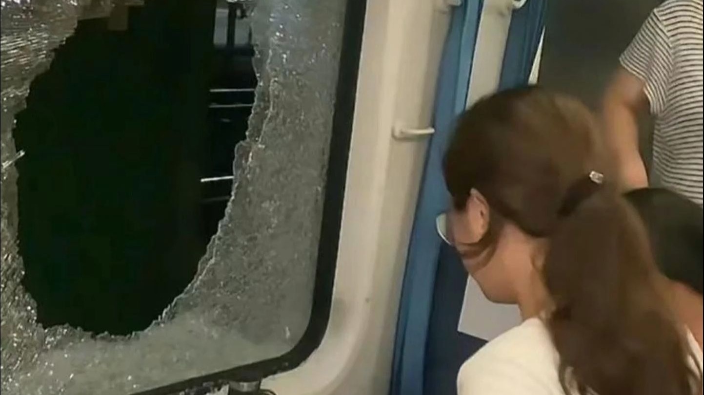 乘客砸窗自救反被批评教育，媒体评：应急管理的失职不该让乘客买