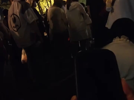 女生坐轮椅独自看升旗，陌生人助推前行。“有光推我前行，前行必