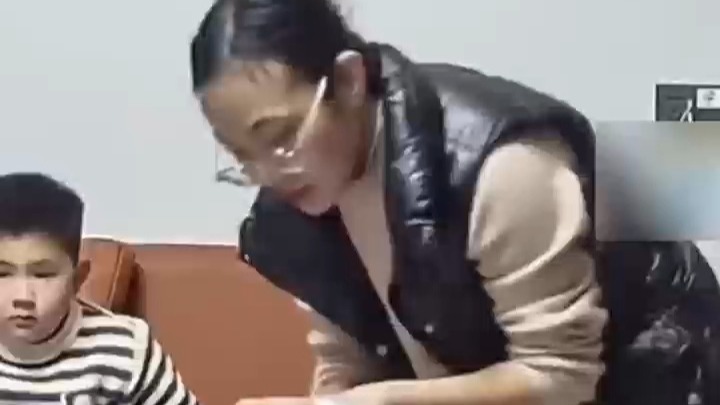 妈妈给儿子理发 忘记放卡尺 宝宝瞬间边秃头