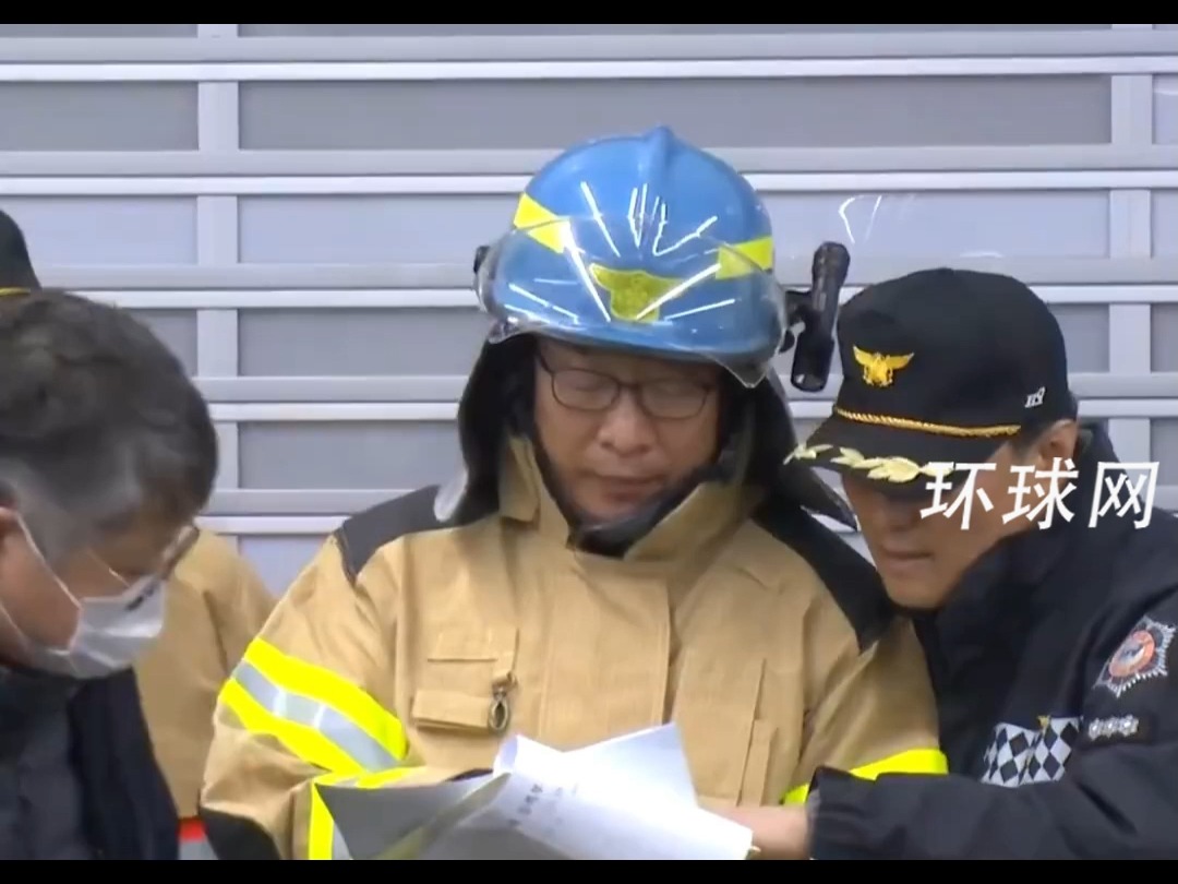 韩国空难发布会现场：女家属放声大哭，男家属怒吼消防负责人