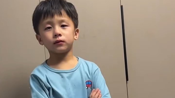 妈妈规定九点半以后不准写作业 儿子没写完写作业 哭着要求去