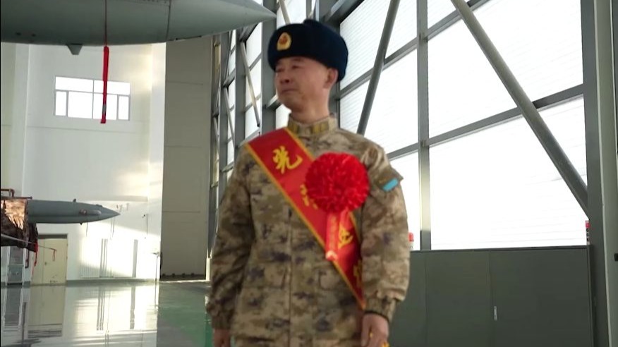 泪崩！“兵王”窦树军最后一次抚摸战鹰：每一架战机上都有我奋斗