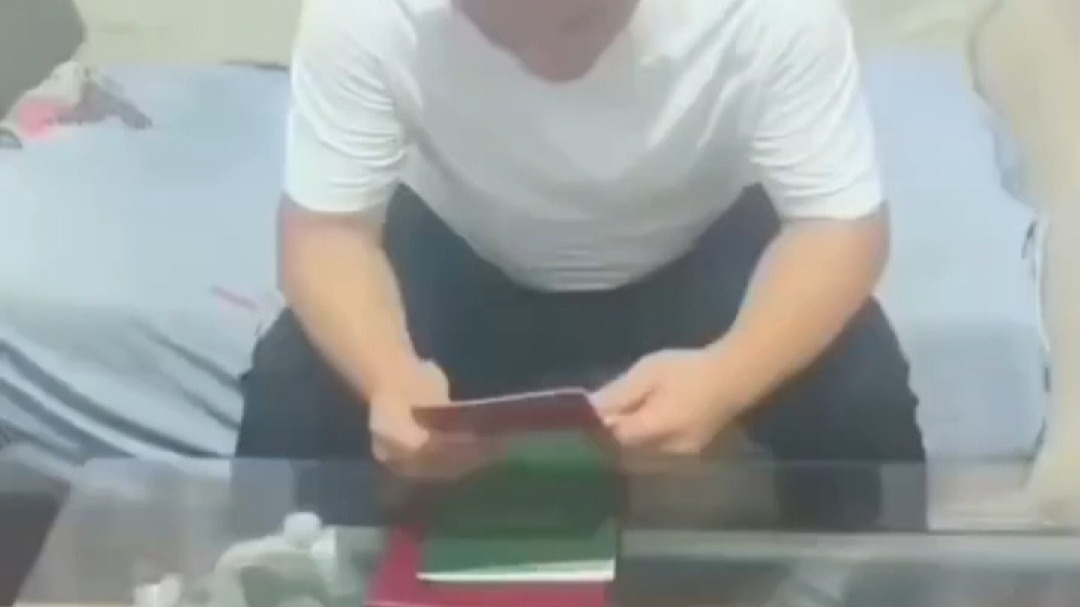 结婚后丈夫把工资交给妻子保管，八年后妻子拿出存折 攒了一套