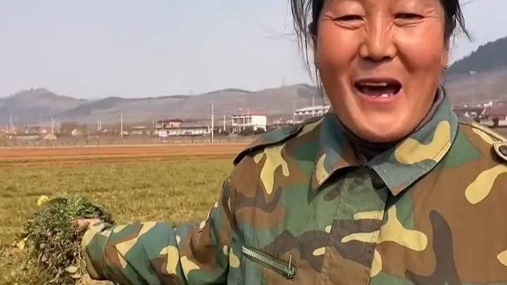 “这是春吗？这不是春……”农民大姐田间赋诗，春天在此刻具象成