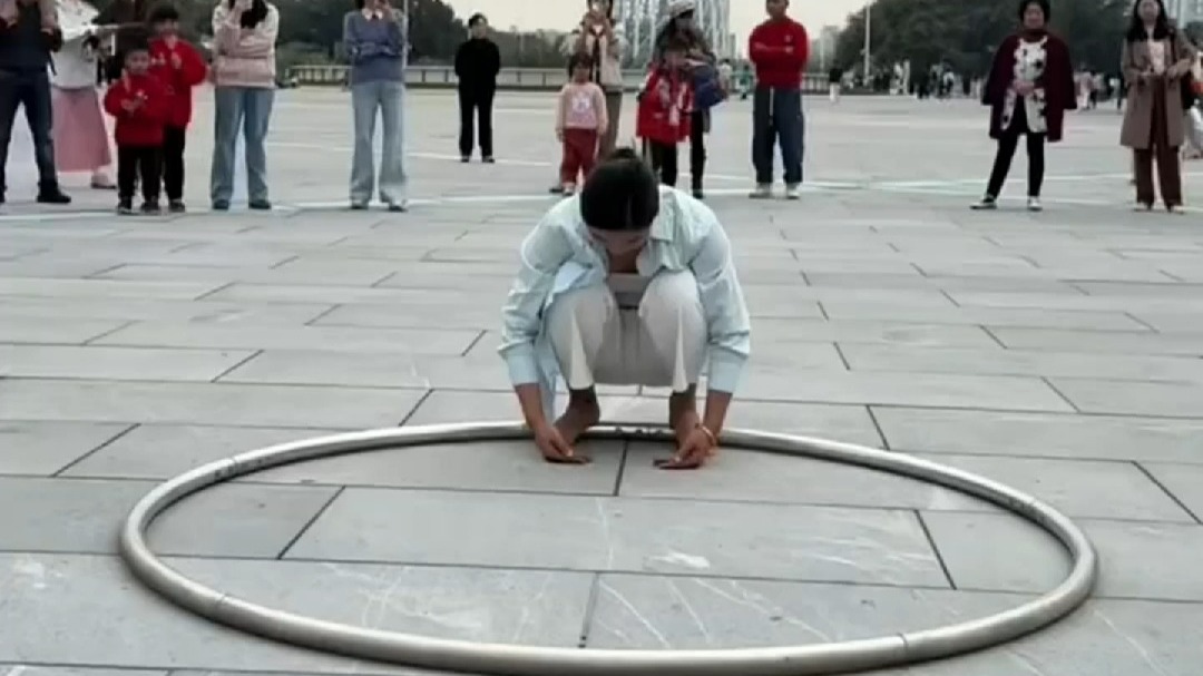 女子在广州塔下惊艳展示滚环，“真正的艺术 人间处处是舞台”