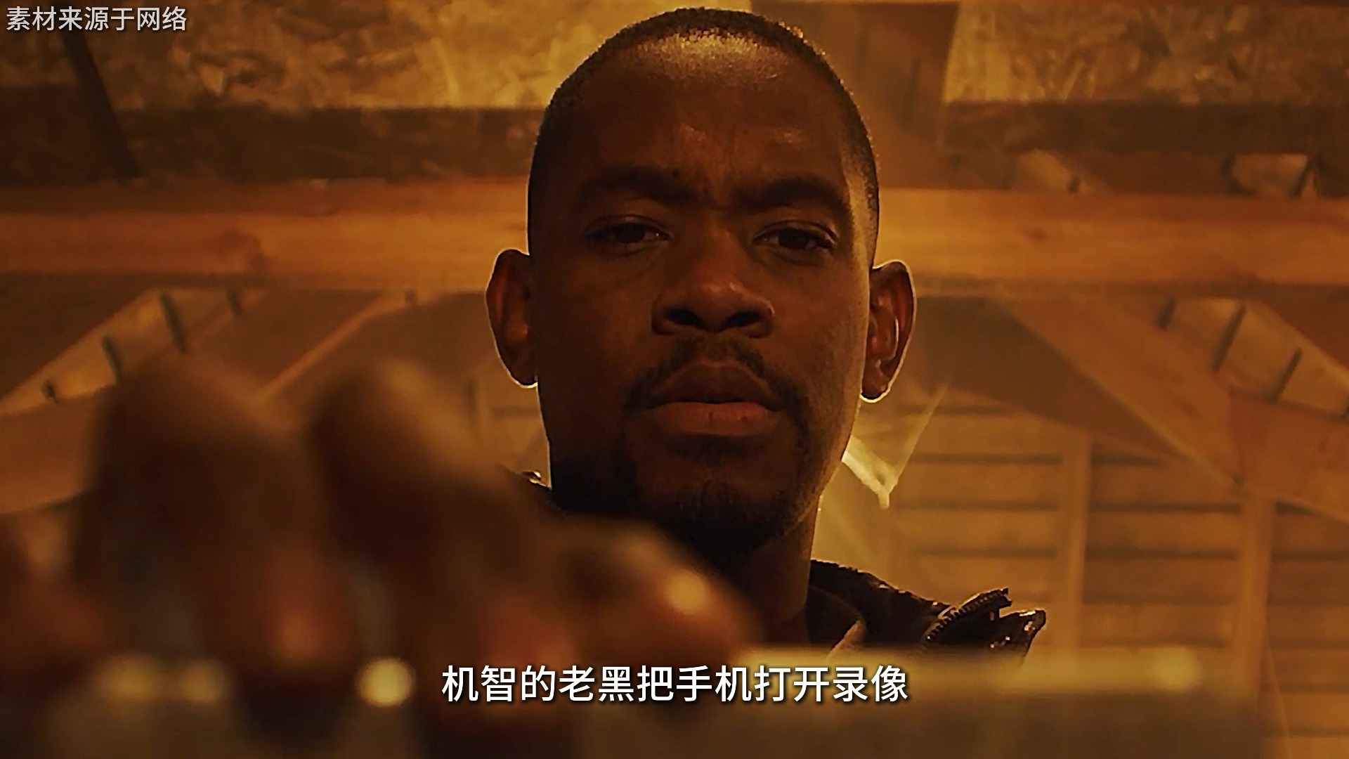 小伙好奇的把手机伸进了镜子里，没想到竟然拍到了...