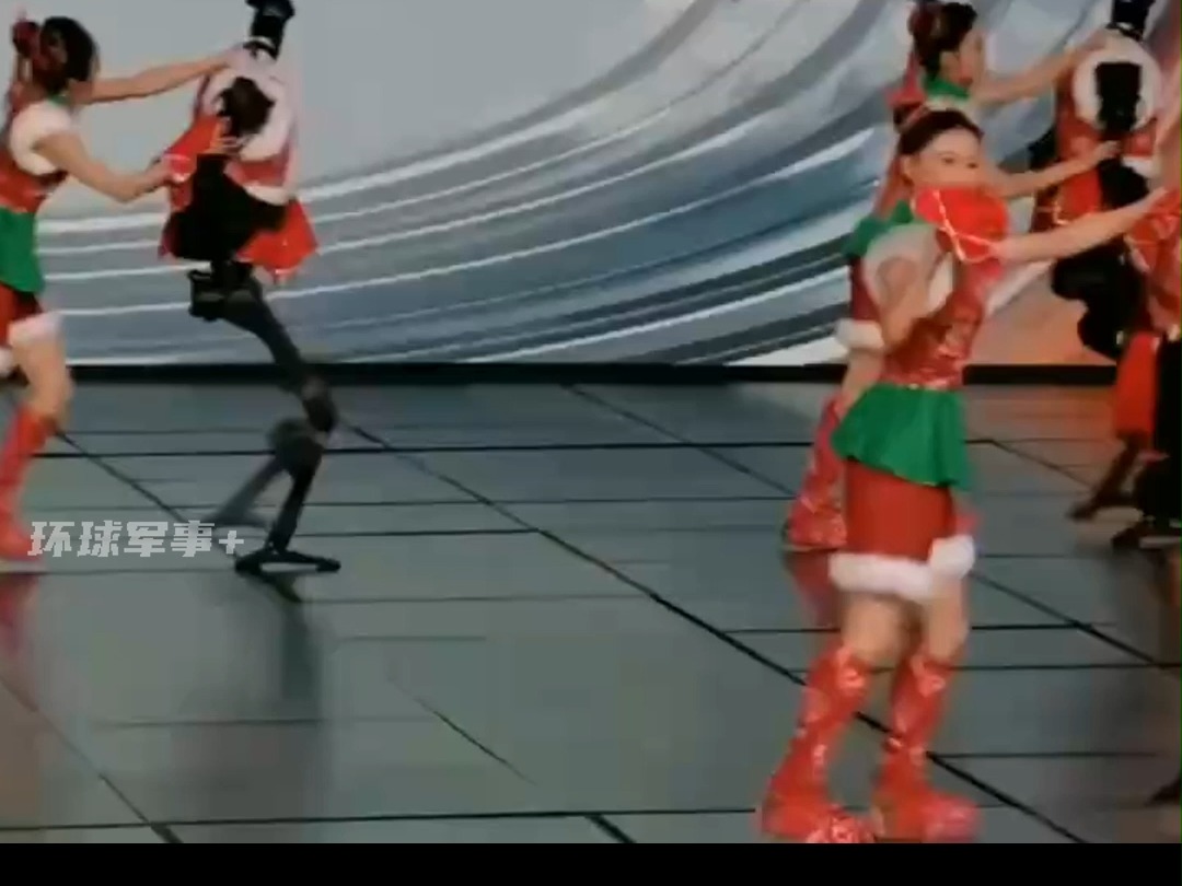 春晚机器人表演退场看着有些奇怪？音乐一换是不是顺眼多了